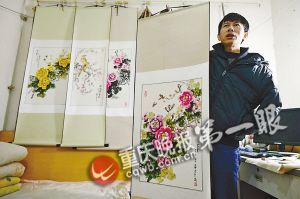 靠一根拇指夾畫筆，張啟輝繪出美麗色彩。