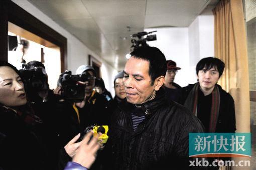 昨日,小華的父親胡國虎接受媒體記者采訪。新快報記者 孫毅/攝