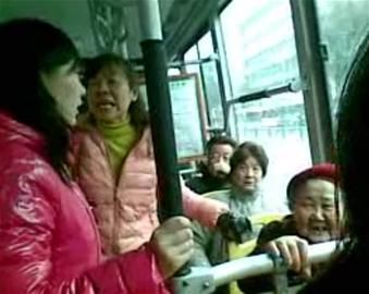 女孩沒給老太讓座被人批。