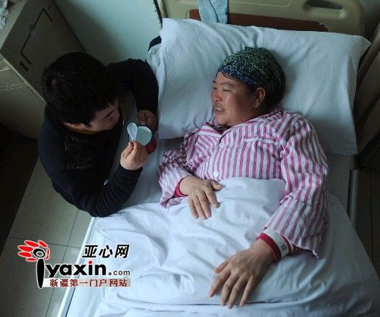 2月15日，馬友紅給病床上的母親喂水喝，對(duì)于家庭現(xiàn)在的處境，身患重癥的母親也時(shí)而感到愧對(duì)兒子。亞心網(wǎng)記者 張已 攝