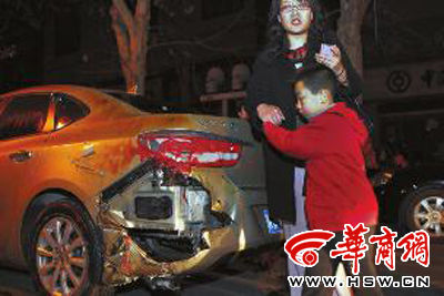 豐慶路226號的足浴店起火殃及樓下車輛，一個車主將車搶救出來后仍驚魂未定
