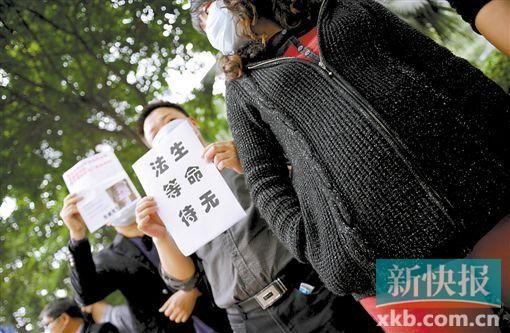 　　■昨日，數(shù)十位二胎準媽媽和家屬來到省衛(wèi)計委門前，希望廣東二胎政策盡早出臺。新快報記者 孫毅/攝