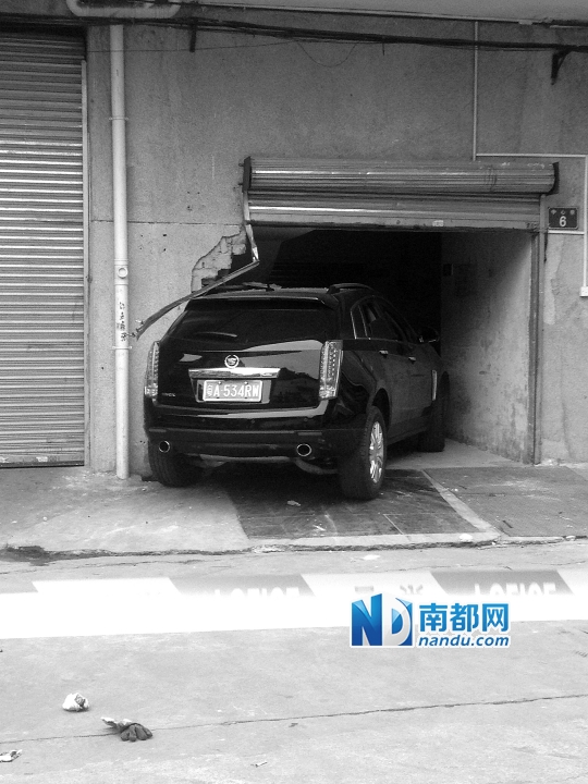 　昨日，凱迪拉克撞人后停在一倉庫門口，車后有一攤血跡。 南都記者陳杰生攝