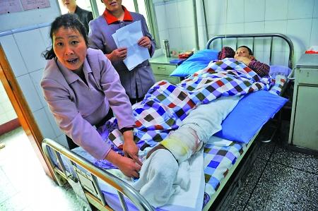 鄭其林擦藥酒的左腿出現(xiàn)潰爛，并伴隨大面積的皮膚壞死。記者 張路橋 攝