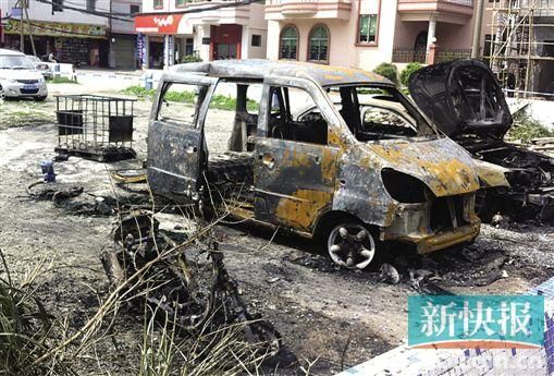 涉事面包車燒剩鐵殼。