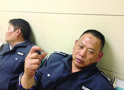 被打傷的城管隊(duì)員。陳郁攝