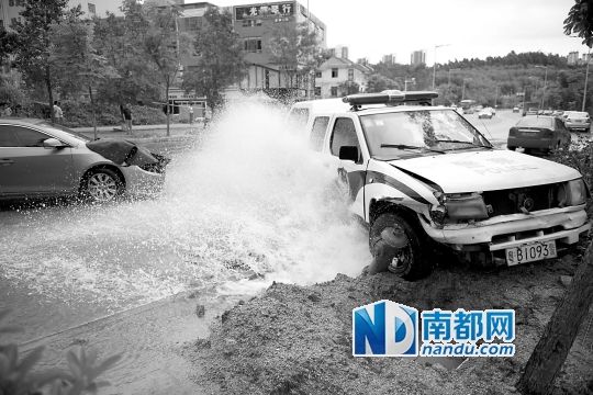 昨日，龍華金龍路，男子開走警車，后撞上消防栓停下，警車車頭受損。