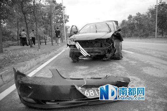 男子搶的比亞迪轎車車頭損毀嚴(yán)重。