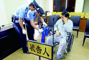被告人李萬勇因病吸氧受審。首席攝影記者 吳寧/攝