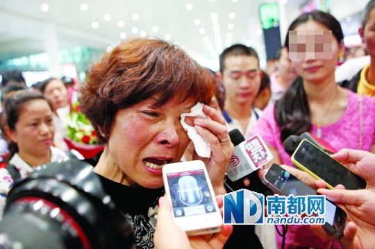 昨日，被拐25年的翁女士(粉紅色衣服者)與生母在深圳機場見面。