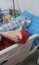 砸窗當事人胡女士在醫(yī)院接受治療。