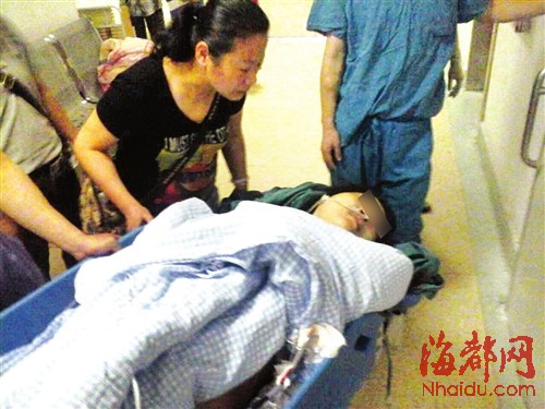 鄭老師被刺傷后，被急送至市二醫(yī)院治療
