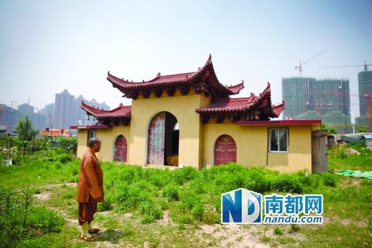 十里古寺2008年被拆,現(xiàn)在只剩下一個廟門。南都記者 陳志剛 攝