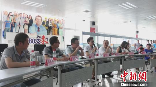 　招聘會現(xiàn)場，用人單位老板一字排開，與求職者面對面交流　李超慶　攝