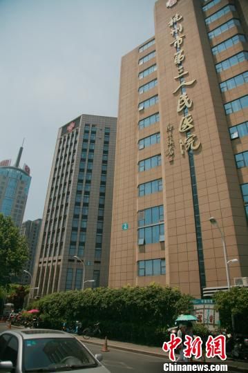 事發(fā)的醫(yī)院門口。 李晨韻 攝