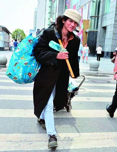 在武廣附近拍攝到的拾荒男。