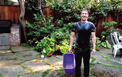 8月13日，F(xiàn)acebook CEO扎克伯格應(yīng)新澤西州州長挑戰(zhàn)將一桶冰水從自己頭上淋下，他表示所做的一切都是為了慈善，并挑戰(zhàn)比爾·蓋茨。