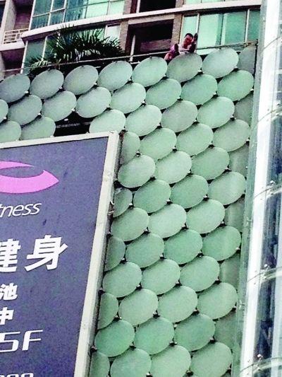 環(huán)亞廣場5樓露臺上，有一男子揚(yáng)言跳樓。