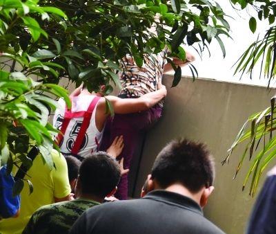 2小時(shí)后，該包工頭終于被抱下來了。