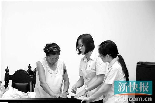白春榮簽領(lǐng)國(guó)家賠償款。通訊員供圖
