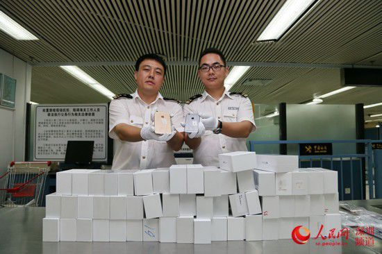 深圳海關5天查獲2千臺iPhone6 水客穿3內(nèi)褲藏8臺