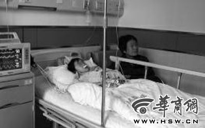 昨日下午，在延長縣醫(yī)院，外婆守在5歲的黑鈺雅病床前