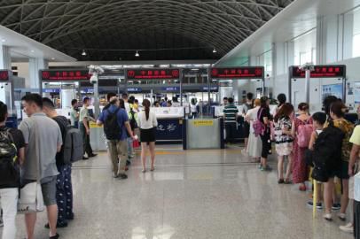 成都市民排隊(duì)準(zhǔn)備出境。