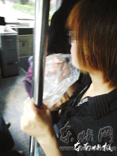 擁擠的公交車內(nèi)，這位姑娘正在嚼螃蟹網(wǎng)友供圖
