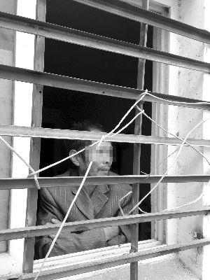 男子被妻兒鎖車庫一個月 曾干傳銷失聯(lián)10多年