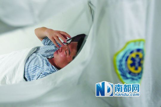 19日，北大深圳醫(yī)院，透過被撕破的工作服，急診科醫(yī)護(hù)人員申洪濤身體多處被醉酒男子抓傷。