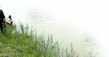 涉事男子和前女友,呆滯地望著滾滾江水。 田女士供圖