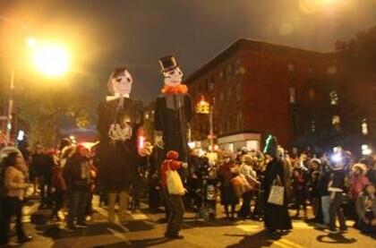 年底將近，派對集中，如何讓子女免受不良人士的侵犯，家長需要警惕并提醒子女注意。（美國《世界日報》/黃伊奕 攝）