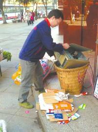 王光偉靠收廢品拾荒為生，每月僅有1000元的微薄收入。