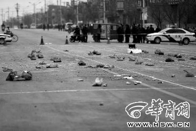 2014年1月6日，在蒲城縣迎賓路，警方在案發(fā)現(xiàn)場(chǎng)路面劃分了86個(gè)方格，提取現(xiàn)場(chǎng)遺留爆炸物品進(jìn)行取證