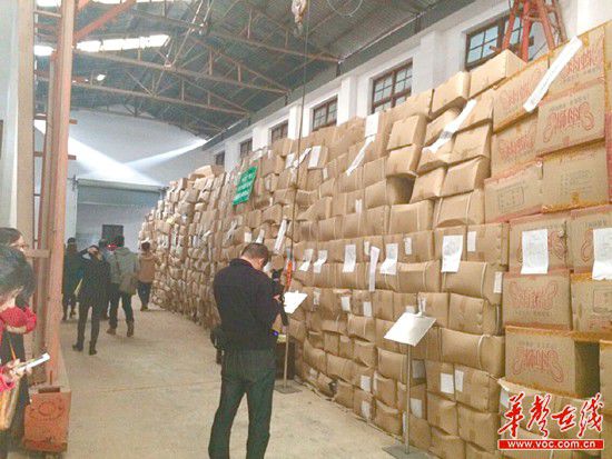 11月5日，執(zhí)法人員清理出來的假安全套把上千平方米的倉庫堆得滿滿的。