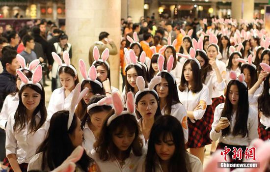 11月11日晚，一百位統(tǒng)一打扮的“兔女郎”現(xiàn)身南京新街口，逛街看電影玩快閃，走到哪里都被圍觀。