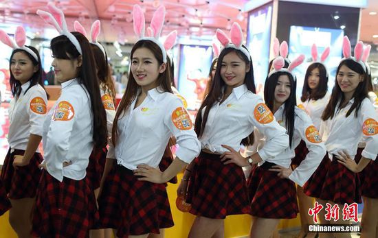 11月11日晚，一百位統(tǒng)一打扮的“兔女郎”現(xiàn)身南京新街口，逛街看電影玩快閃，走到哪里都被圍觀。