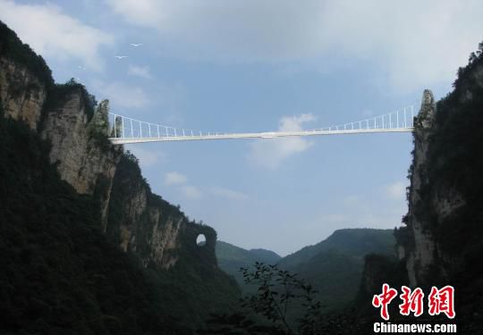 張家界“世界最長(zhǎng)玻璃橋”設(shè)計(jì)通過(guò)評(píng)審明年問(wèn)世