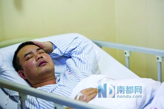 男子買(mǎi)煙賒賬被拒刀砍父子倆 叫囂“我會(huì)功夫”