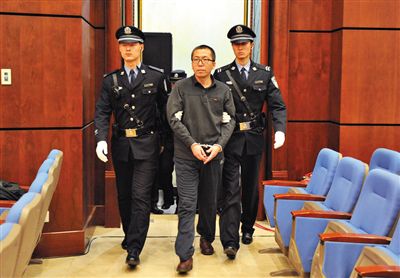 楊秀宇被帶入法庭。昨日，楊秀宇及女下屬盧梅因非法經(jīng)營罪獲刑4年、一年半并處罰金。