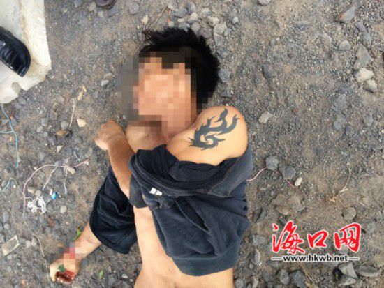 死亡的男子，左手手臂上有紋身
