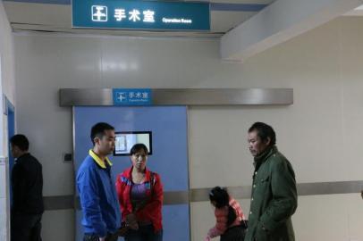 宇宇的父母和爺爺一直守候在手術室外。