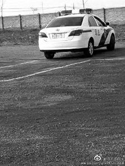 一輛車牌號(hào) 為“ 陜DD173”的制式警車停在一個(gè)劃著白線的場(chǎng)地上，車身標(biāo)有“司法”字樣