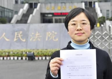 12月3日，起訴代理人出示公訴書。