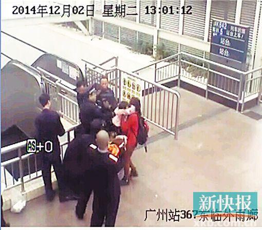 民警果斷將孩子救下,并控制跳樓男子。 通訊員圖(視頻截圖)
