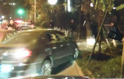 作案嫌疑車輛竄上綠化帶。（據(jù)警方視頻截圖）