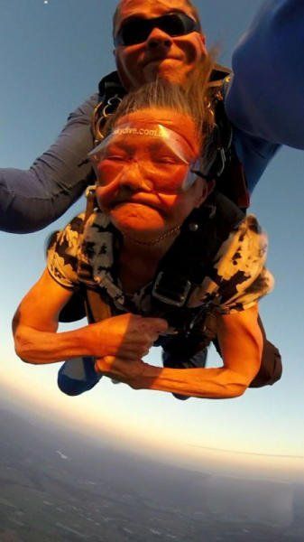 閔老太太正在體驗高空跳傘。