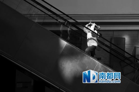 12月12日上午，正佳廣場內(nèi)，任淘淘在扶梯上奔跑玩耍。