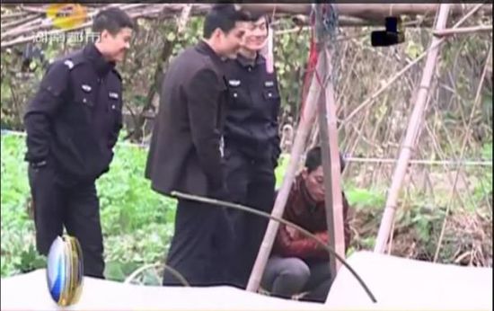 湖南高中女生裸死菜地 警察被指勘查時(shí)聊天嬉笑 湖南高中女生裸死菜地 警察被指勘查時(shí)聊天嬉笑