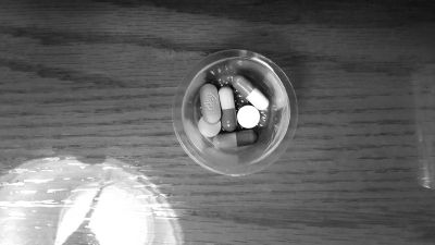 陸勇每日需服用的藥物，圈中為印度仿制抗癌藥。陸勇供圖